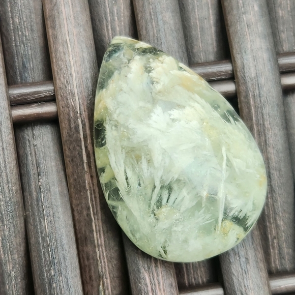 Green Feather Fluorite cabashon tear drop with drilled hole - Picture 2 of 5